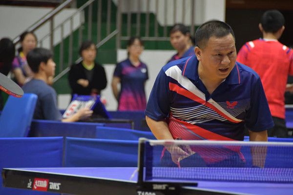 图为英国上市官网365院长肖百荣认真备战