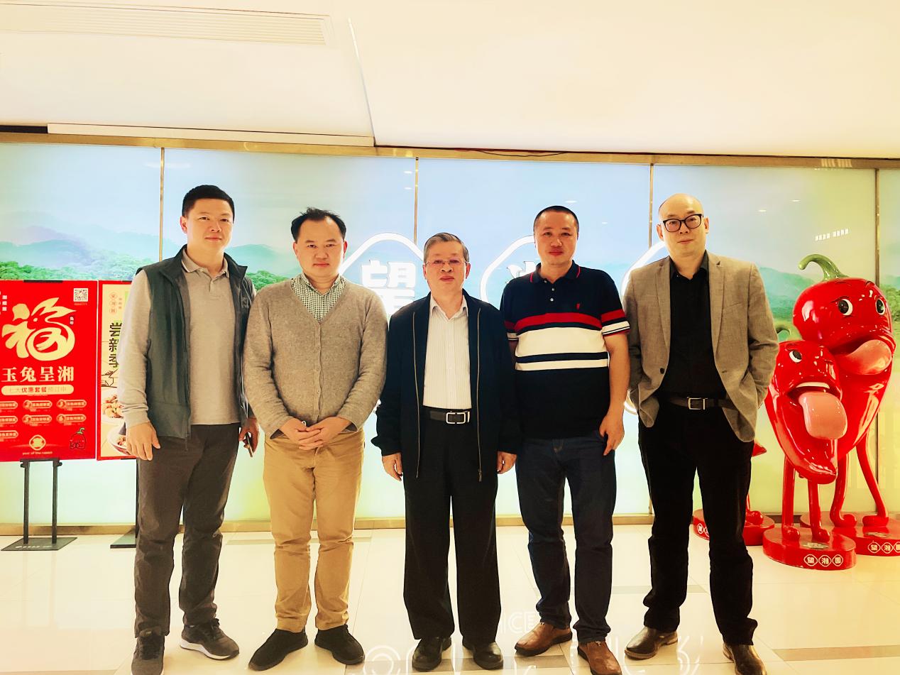 校友会秘书处于活动当日成立(图为会长黄力之教授和四位副会长)